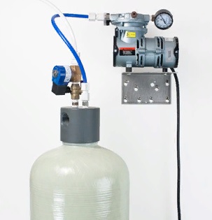 Система нагнетания атмосферного воздуха компрессором АР-2 и система вентиляции емкости с электромагнитным клапаном